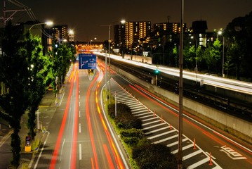夜の幹線道路沿い