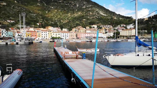Isola del Giglio Grosseto Toscana Italia paesaggio di mare e montagna 