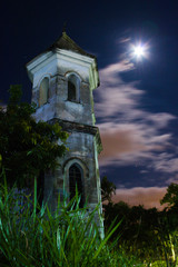 Igreja sob luz da Lua