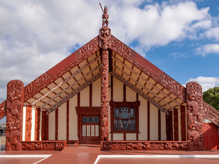 Wharenui or Maori meeting house, Tamatekapua Marae, Ohinemutu, Te Arawa tribe, Rotorua - obrazy, fototapety, plakaty