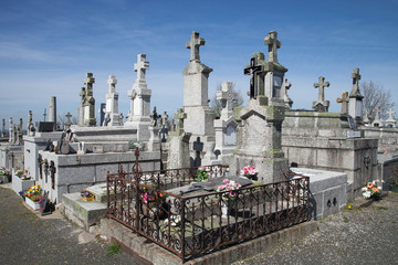 Tombes du cimetière de Laguiole dans le Cantal