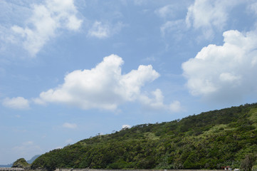 Obraz premium 山の向こうに青空が広がっている