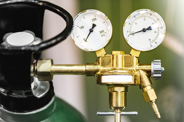 Gas cylinders with pressure gauge