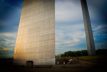 Side image of The Gateway Arch in Saint Louis, Missouri.