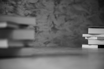 Ksiązki na betonowym  tle w fotografii czarnobiałej © andsko