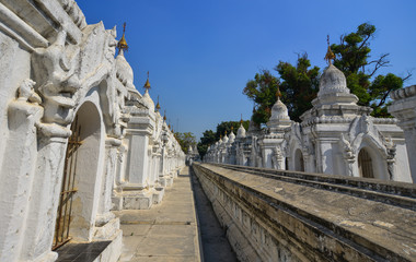 Obraz premium Kuthodaw Pagoda in Mandalay, Myanmar