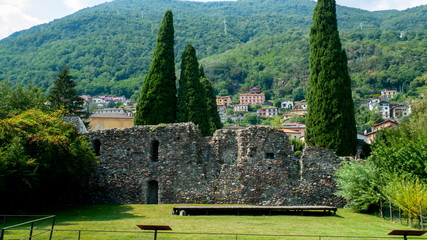 Fototapeta na wymiar San Siro im See Como, mit dem Schloss, der alten Festung Rezzonico 