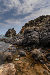 Fototapeta na wymiar Visitar a ultima hora del día la Playa de la Gran Concha, de arena negra es un pequeña recompensa tras pasear por los acantilados de lava volcánica de Cap d'Agde , HERAULT , FRANCIA
