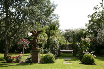 Garten romantisch sommer Pflanzen Gartenfigur