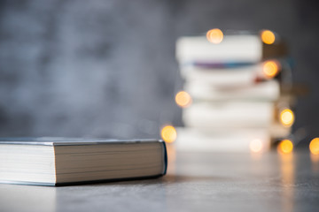Ksiażka na tle światełek