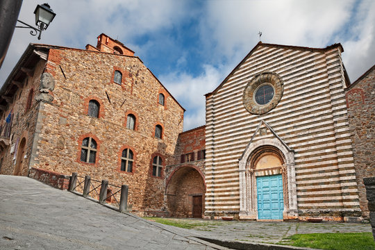 Lucignano, Arezzo, Tuscany, Italy: the medieval church of San Francesco and the ancient town hall