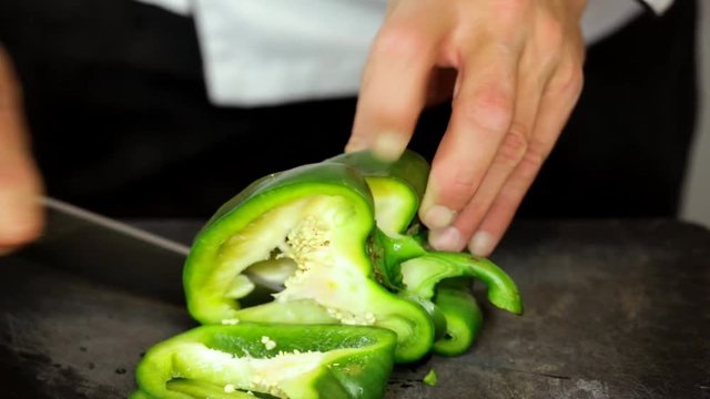 Koch schneidet Paprika