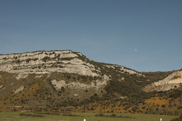 Montaña y luna