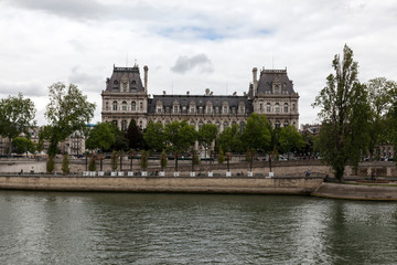 Fototapeta na wymiar View of the town hall from the Seine . Paris