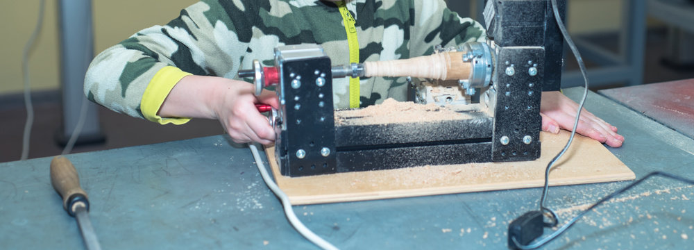 Children learn to make custom objects in fablab classes. Joiner's training on makerfaire.