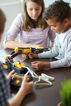 Kids learning about robots