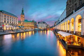 Hamburg, Deutschland. Stadtbild der Hamburger Innenstadt mit Rathaus bei Sonnenuntergang. © rudi1976