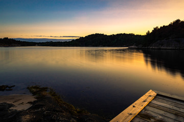 Fototapeta na wymiar Glattes Wasser Sonnenuntergang in Norwegen Sogne