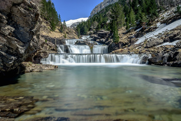Obraz premium Niesamowity wodospad w Parku Narodowym Ordesa i Monte Perdido (Dolina Ordesa, prowincja Huesca, Hiszpania)