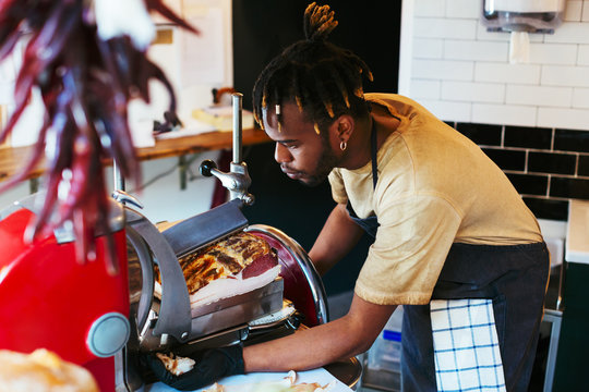 Employee working in a grocery store. - Powered by Adobe