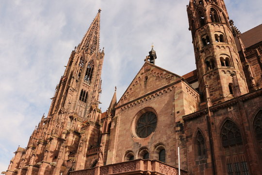 Blick auf den Freiburger Münster im Zentrum der Stadt Freiburg