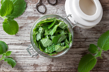 Preparation of a silver spurflower syrup in s jar