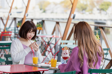 カフェ ガールズトーク イメージ