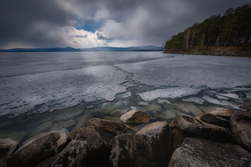 Severe April on Turgoyak. The end of April at Turgoyak lake turned out to be cold and snowy.
