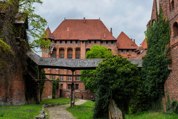 Malbork nad rzeką Nogat największy średniowieczny murowany zamek - obrazy, fototapety, plakaty