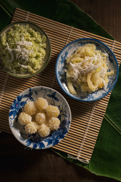 Green rice dessert and steamed cassava cake on leaf banana.