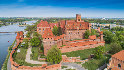 Fototapeta Malbork nad rzeką Nogat największy średniowieczny murowany zamek z lotu ptaka obraz