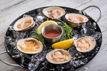 raw clam platter image