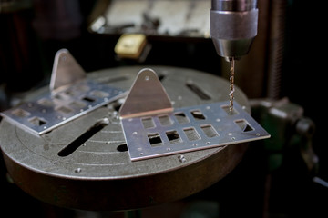 ボール盤で穴あけ作業