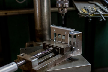 タッピングボール盤でネジ加工