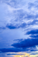 Obraz premium Piękny cloudscape z błękitnym niebem i jasne chmury o zachodzie słońca w lecie.