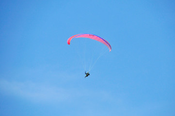 Gleitschirmflieger am Himmel