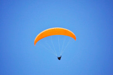 Gleitschirmflieger am Himmel