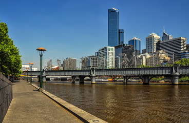 Obraz premium Pedestrian bridge proximity to sundridge across the Yarra river.
