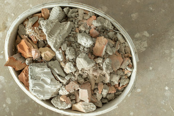 Ansicht von Oben Eimer voller Schutt und Abfall