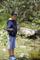 魚釣りをする小学生(4年生)