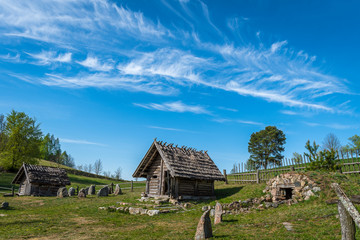 Skromny drewniany domek na wsi © Anna Granat