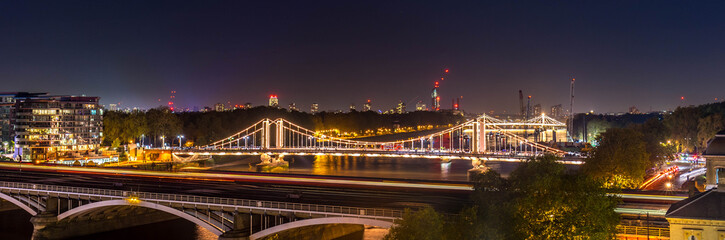 Plakat High Resolution Panorama of the Chelsea Bridge in London from Battersea Park at night