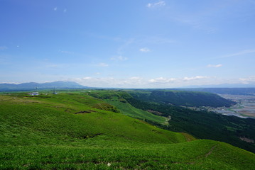 Fototapeta premium 雄大な阿蘇外輪山の風景、春の阿蘇外輪山、日本の阿蘇山、