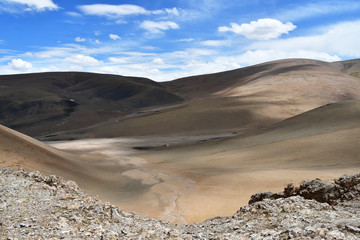 China, Tibetan Autonomous region. Mountain landscape 18 km from lake Gomang, the bed of a small mountain river