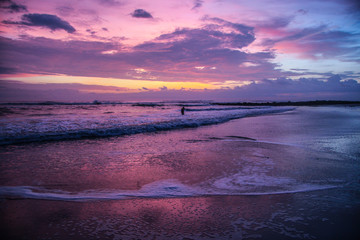 Magnifique couché de soleil sur la plage de Santa Teresa au Costa Rica