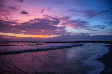 Magnifique couché de soleil sur la plage de Santa Teresa au Costa Rica