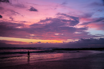 Magnifique couché de soleil sur la plage de Santa Teresa au Costa Rica