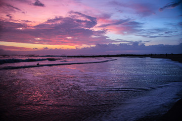 Magnifique couché de soleil sur la plage de Santa Teresa au Costa Rica