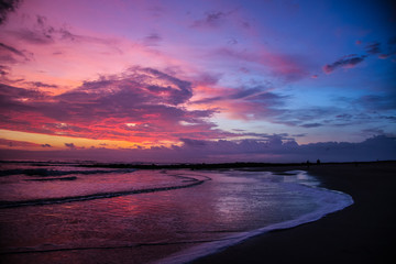 Magnifique couché de soleil sur la plage de Santa Teresa au Costa Rica