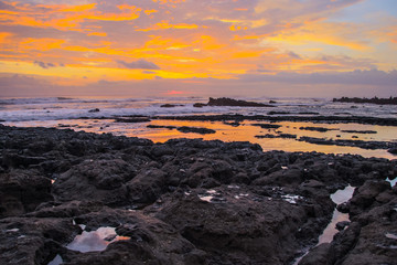 Magnifique couché de soleil sur la plage de Santa Teresa au Costa Rica
